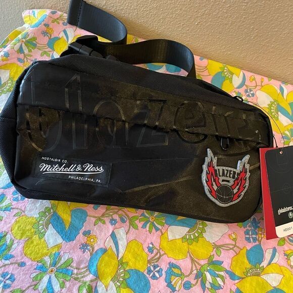 Mitchell & Ness Hardwood Classics Portland Trail Blazers Fanny Pack NWT - Picture 2 of 15